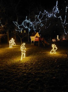 Osvetljene figure v pravljičnem parku. 
