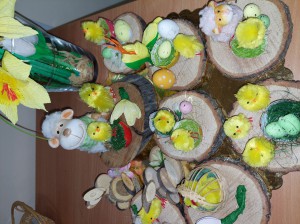 Izdelani okraski iz lesenih ploščic, lupin iz jajc in umetnih piščančkov. 