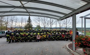 Skupinska slika gasilcev, reševalcev in direktorice Jasmine Tomažič po uspešno opravljeni vaji, ki je trajala približno 2 ure. 