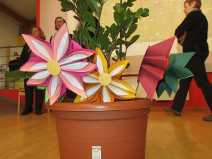 Na sliki so prikazane rože, ki jih je izdelal Dnevni center Sonček. 