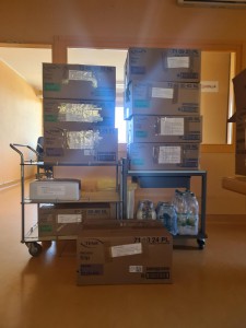 Zbrane škatle z živili, higienskimi pripomočki in drugimi predmeti za Ukrajino.